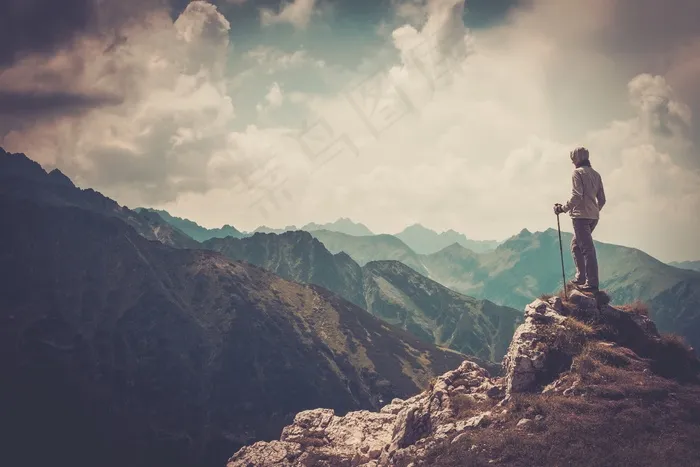 登上高山看风景的人