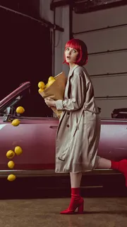 穿着长袍抱着柠檬的外图美女高清摄影图片