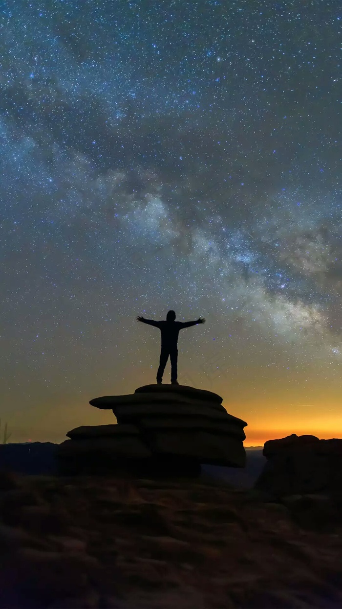 星空下站在石头上的人高清摄影图片