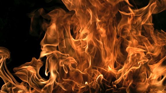 在火焰中的股票视频慢动作的水 视频...