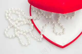珍珠项链与珠宝盒图片