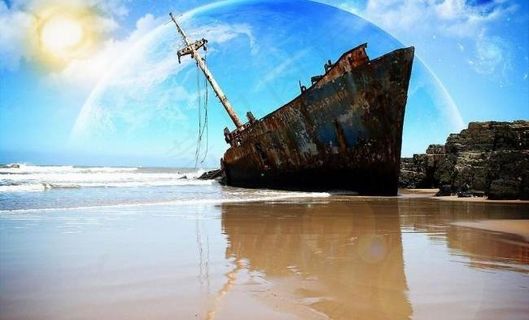 海滩旧船图片