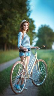 骑自行车的外国美女高清摄影图片