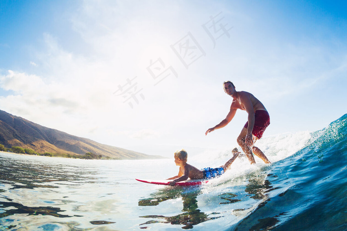 海上冲浪的父子
