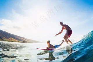 海上冲浪的父子