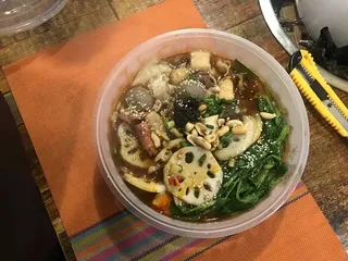 暖色乡村风冒菜餐饮行业实拍餐品摄影图