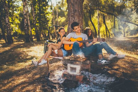户外野餐烧烤游玩家庭朋友聚餐图片