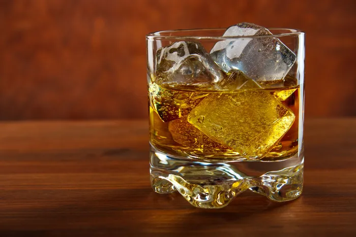 加冰的洋酒摄影