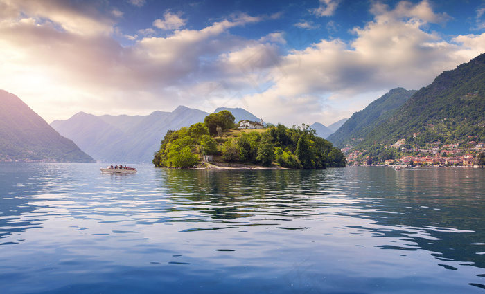 美丽山峰湖泊景色