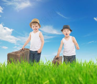 草地上的小男孩图片