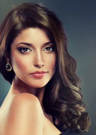 卷发造型美女写真图片