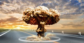 傍晚晚霞映衬下马路上蘑菇云场景