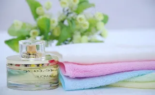 叠放整齐的毛巾与香水图片
