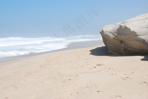 在一个小悬崖的美丽的海滩普拉亚删除...