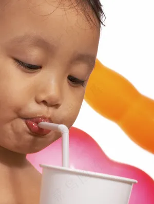 口渴的孩子喝酒