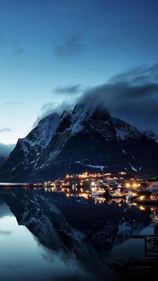 雪山下的村庄高清摄影图片