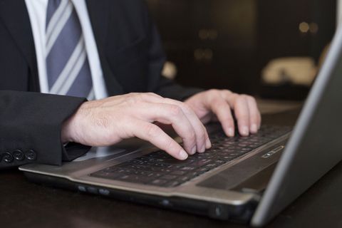 笔记本上网的商务男人