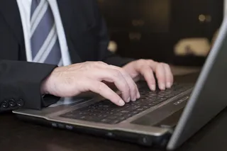 笔记本上网的商务男人