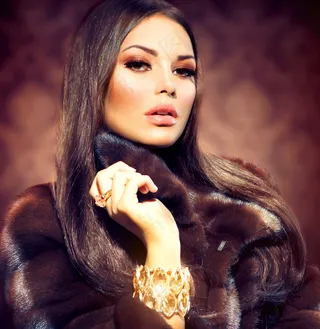 穿皮草的女人图片