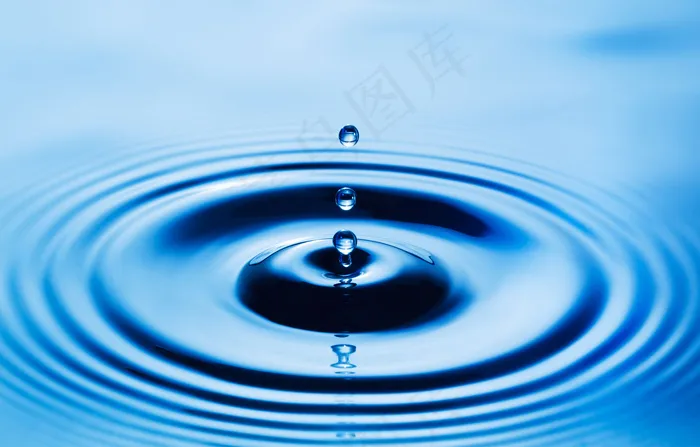 水面上的水纹和水滴图片