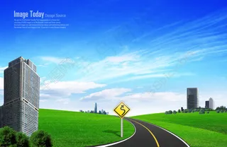 草地上的公路和楼房