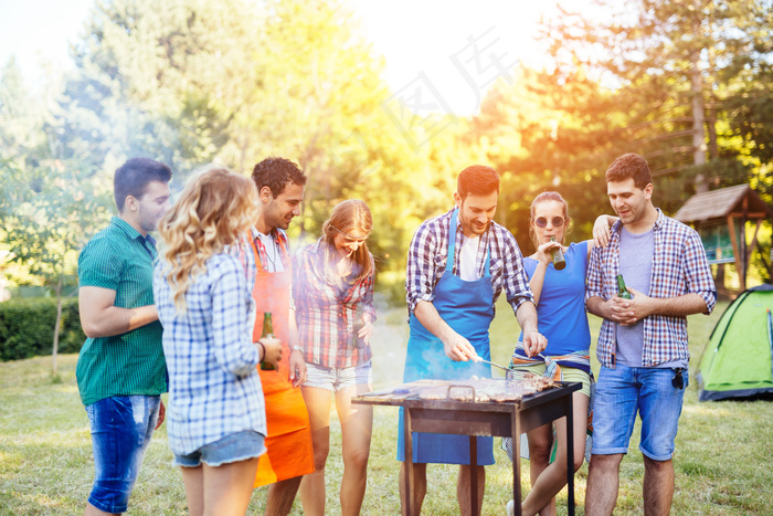 户外野餐烧烤游玩家庭朋友聚餐图片