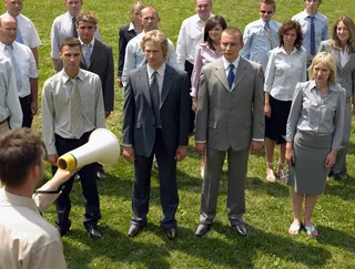 草地上开会的外国人群图片