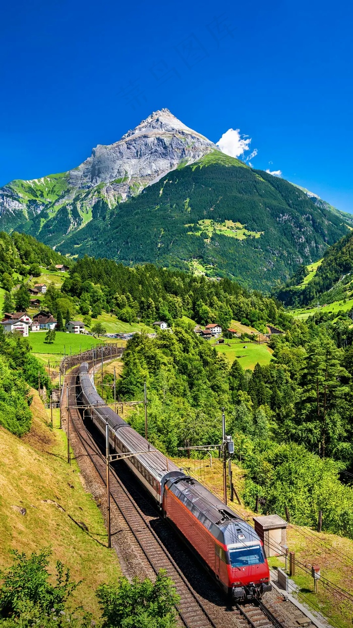 雪山下的火车高清摄影图片