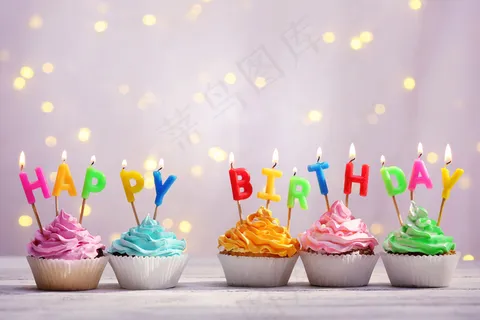 插着蜡烛的生日蛋糕 插着蜡烛的生日蛋糕