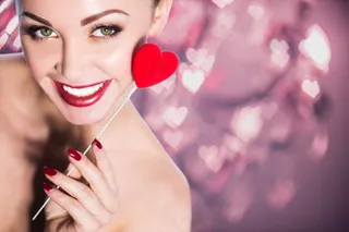 手拿爱心的外国美女