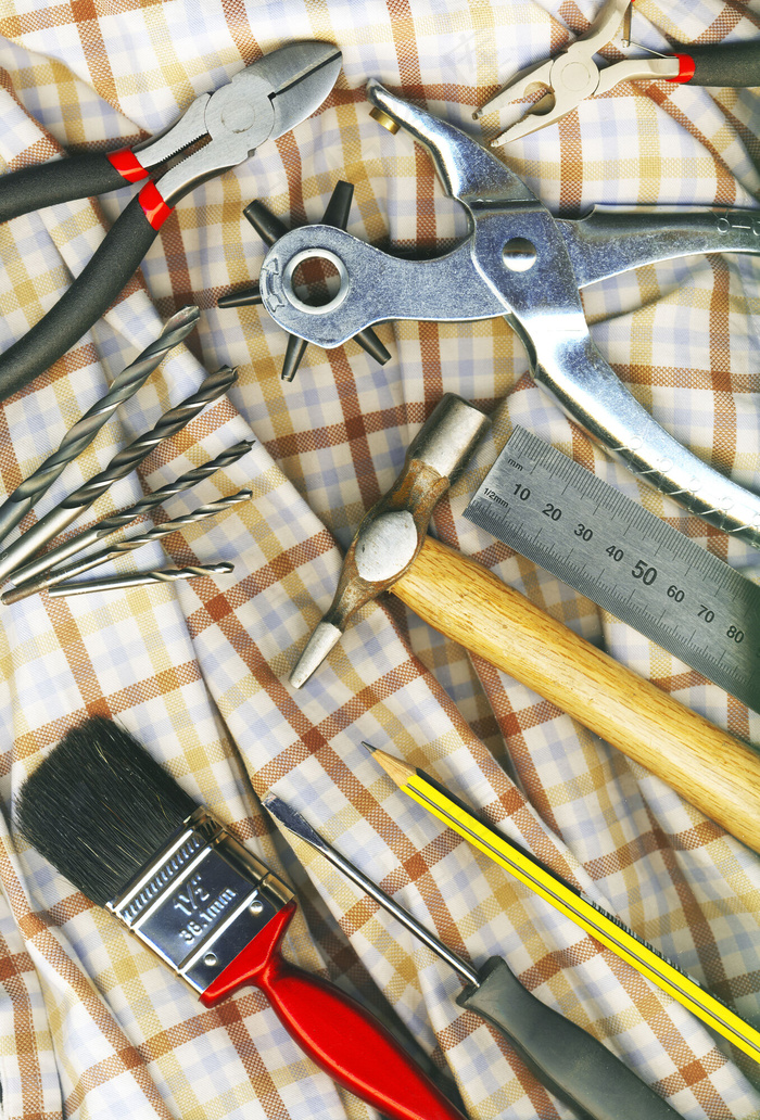 对工人的格子衬衫的一套工具
