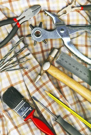 对工人的格子衬衫的一套工具