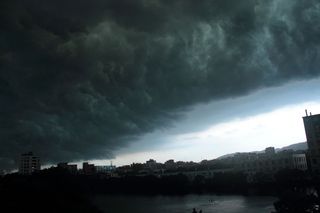 暴雨前的乌云图片