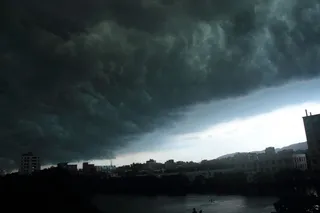 暴雨前的乌云图片