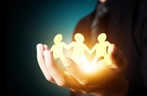 双手捧剪纸小人图片