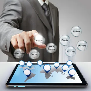 指着字母图标的商务男士