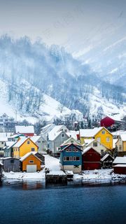 雪山下的村落高清摄影图片