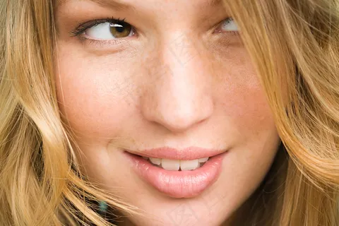 面部有雀斑的外国女人特写图片