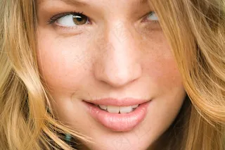 面部有雀斑的外国女人特写图片