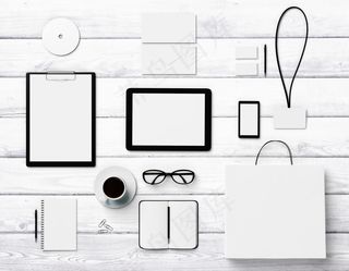 木板上的办公用品