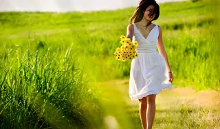 唯美草地上美女图片