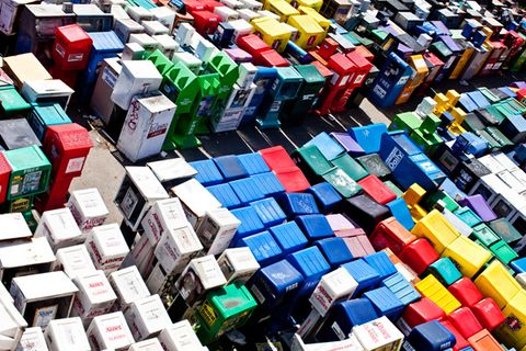 {破旧的邮箱回收站}高清图片