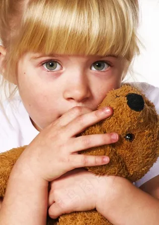 抱着玩具熊的小女孩图片