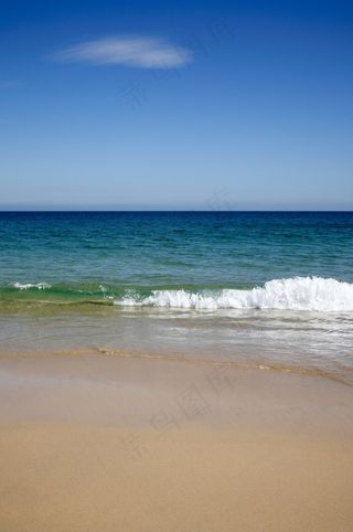 蓝天大海沙滩图片