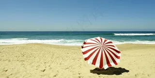 美丽海滩上的遮阳伞图片