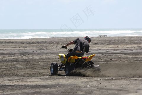 沙滩赛车图片
