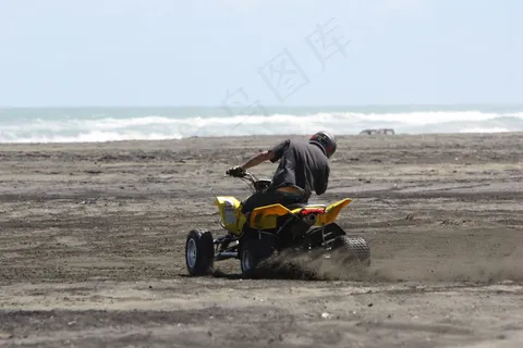 沙滩赛车图片