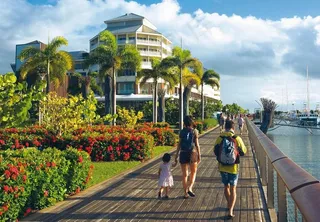 澳洲悠闲的海边绿道一景图片