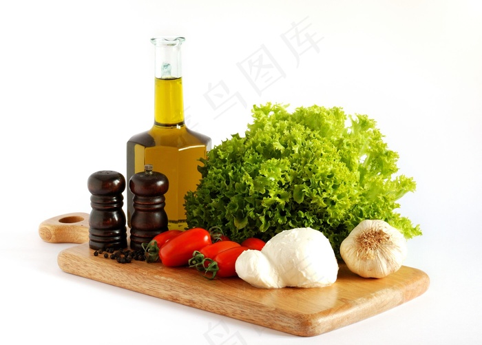 菜板上的蔬菜与食用油