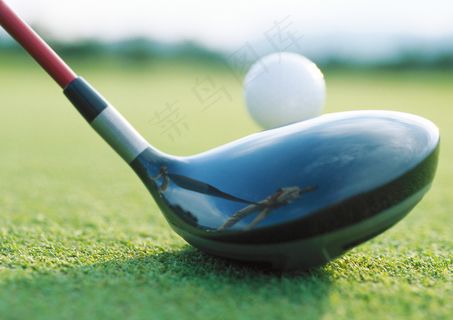 球场草地上准备发球特写图片